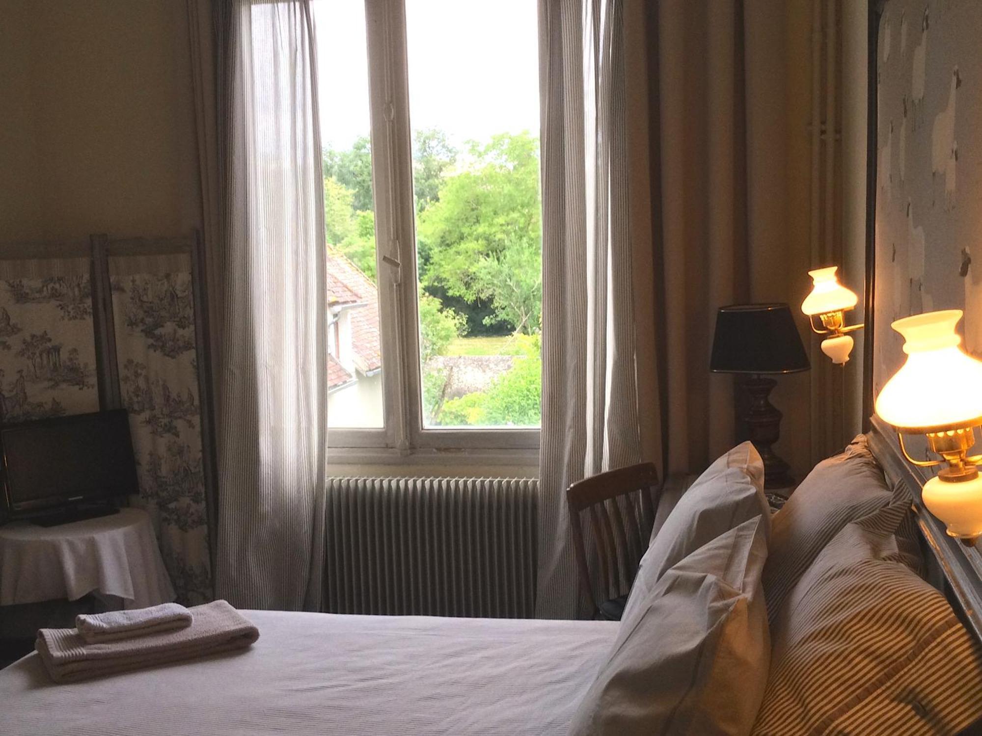Le Logis B&B  La Trimouille Extérieur photo